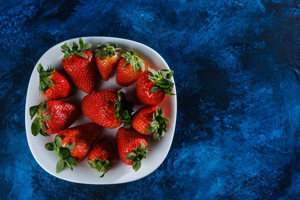 Una Vista Superior Deliciosas Fresas Servidas Plato Blanco — Foto de Stock