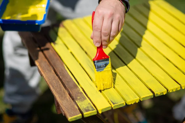 Een Close Shot Van Een Bouwvakker Schilderstuk Een Tafel Geel — Stockfoto