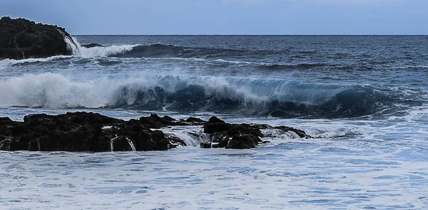 Een Prachtig Uitzicht Een Rotsachtige Golvende Zee Meer Een Blauwe — Stockfoto