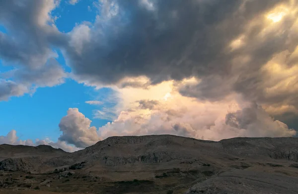 Eine Wunderschöne Landschaft Mit Felsen Wolkenverhangenen Himmel — Stockfoto