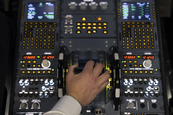 Ruka Pilota Letounu Který Tlačí Páku Vzletu Komerčního Letového Simulátoru — Stock fotografie
