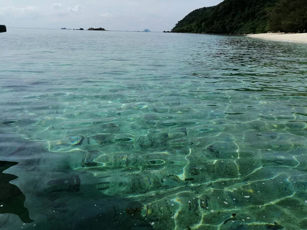 Una Vista Ipnotizzante Bel Paesaggio Marino Con Una Spiaggia Sabbia — Foto Stock