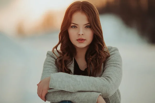 Retrato Uma Bela Mulher Caucasiana Com Cabelo Morena — Fotografia de Stock