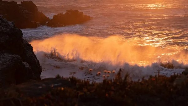 Dalgalı Deniz Sularında Turuncu Tonlu Günbatımının Yansıması — Stok fotoğraf