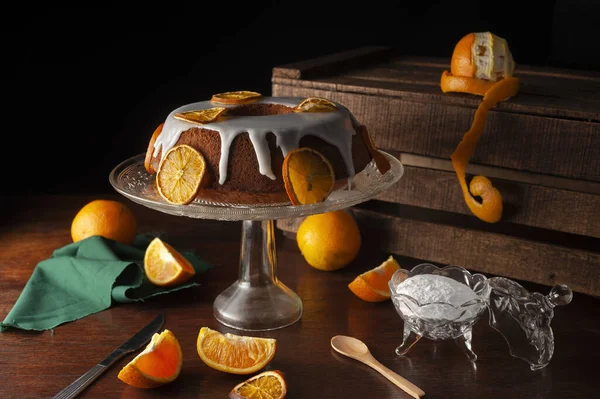 甘い砂糖のアイシングで覆われたオレンジケーキの美しい鮮やかなショット — ストック写真