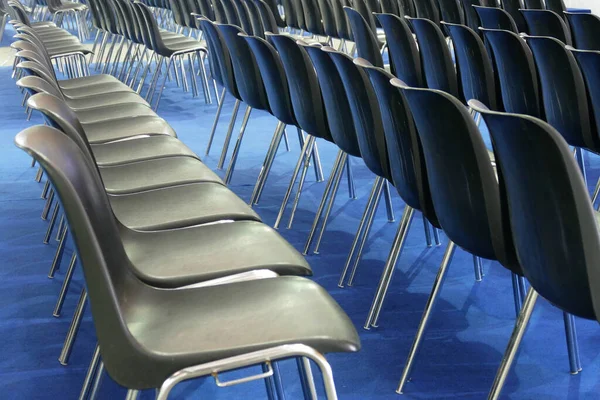 Uma Sala Conferências Vazia Com Fileiras Cadeiras Plástico Preto — Fotografia de Stock