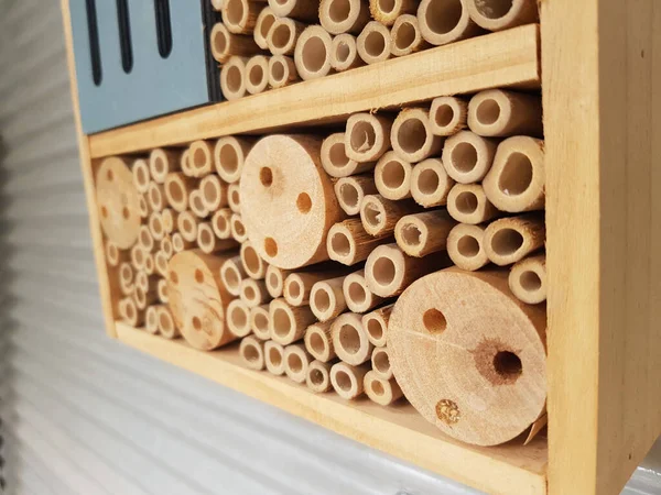 Een Close Shot Van Een Creatief Houten Bijenhuis Voor Achtergrond — Stockfoto
