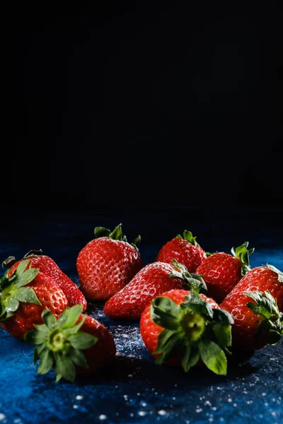 Disparo Vertical Deliciosas Fresas Con Azúcar Polvo — Foto de Stock