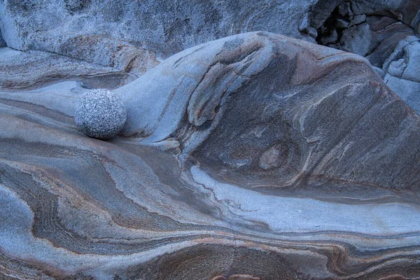 Uma Bola Pedra Caminho Granito Com Belos Padrões Ondulados Conceito — Fotografia de Stock