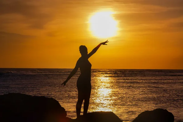 Una Joven Practicando Yoga Orilla Del Mar Durante Una Puesta —  Fotos de Stock