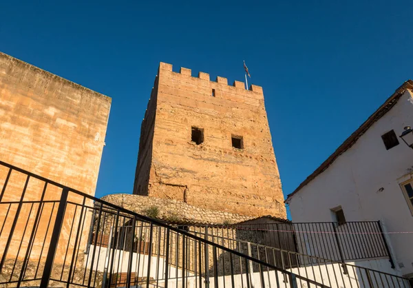 在西班牙瓦伦西亚美丽无云的蓝天下 拍摄到了索特 切拉城堡的低角照片 — 图库照片
