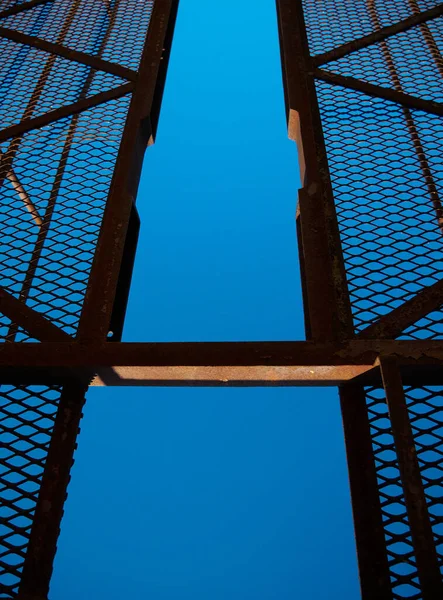Foto Uma Estrutura Ferro Edifício Construção Com Céu Azul Atrás — Fotografia de Stock