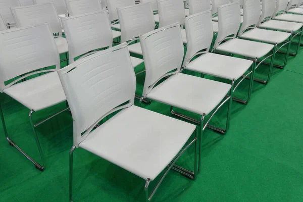 Line Empty White Plastick Chairs Metal Legs Green Floor Preparing — Stock Photo, Image