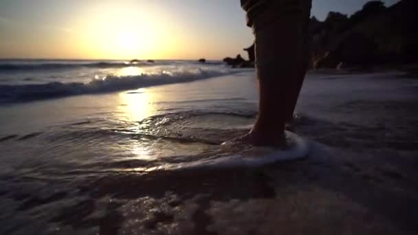 Männliche Nackte Füße Sandstrand Der Nähe Von Welligem Meer Bei — Stockvideo