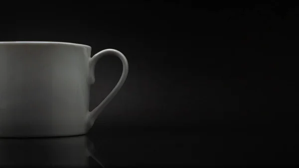 Gros Plan Une Tasse Blanche Sur Fond Sombre — Photo