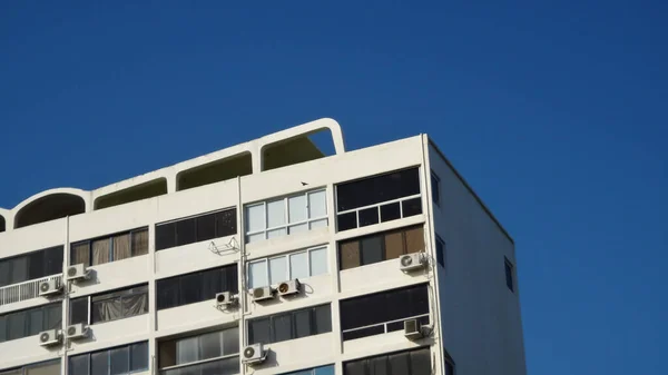 Egy Alacsony Szögű Felvétel Egy Lakóépületről Tiszta Kék Alatt — Stock Fotó