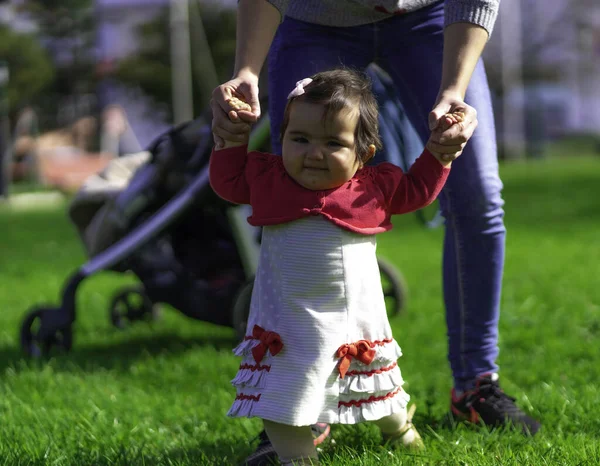 Snímek Bělošského Dítěte Španělska Rodičem Který Učí Chodit — Stock fotografie