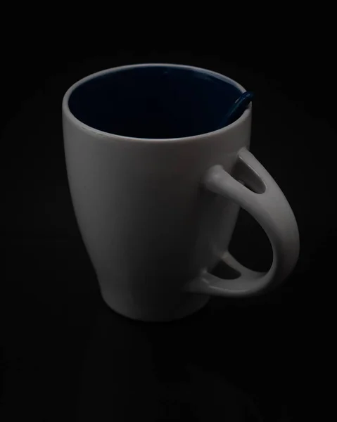 Tiro Close Uma Caneca Branca Com Uma Colher Fundo Escuro — Fotografia de Stock