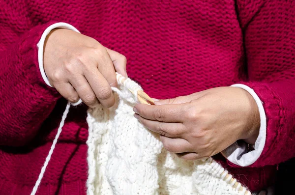 Een Close Van Een Oude Persoon Breiend Een Witte Trui — Stockfoto