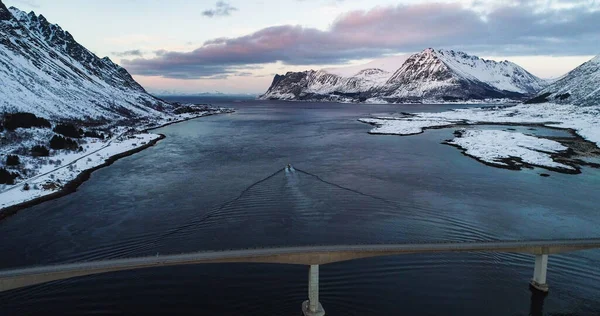 Letecký Pohled Loď Jedoucí Pod Gimsojským Mostem Barevný Zimní Soumrak — Stock fotografie