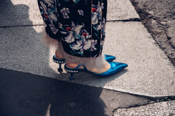 Gros Plan Une Femme Portant Des Chaussures Bleues Mode Avec — Photo