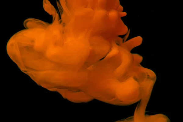 Detailní Záběr Oranžového Kouře Černém Izolovaném Pozadí — Stock fotografie