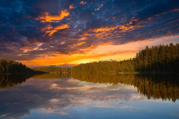 Uma Vista Fascinante Pôr Sol Sobre Lago Cênico Floresta Refletindo — Fotografia de Stock