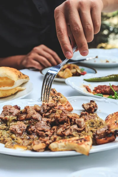 Una Toma Vertical Una Persona Mesa Comiendo Plato Con Carne — Foto de Stock