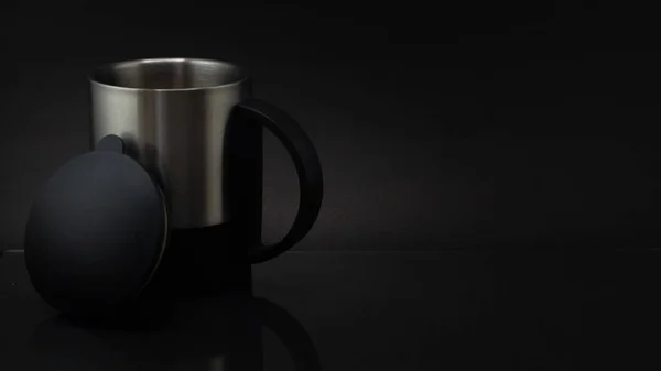 Plan Rapproché Une Tasse Thermique Métal Inoxydable Avec Inserts Plastique — Photo