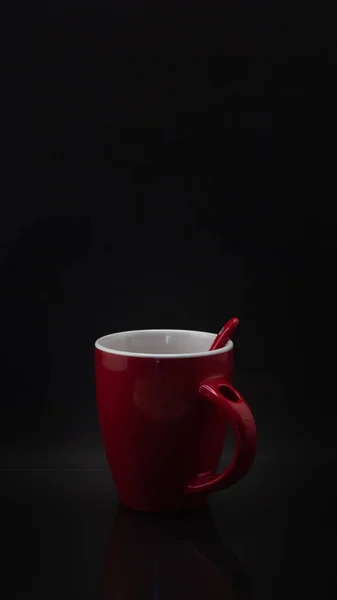 Tiro Close Uma Caneca Vermelha Com Uma Colher Fundo Preto — Fotografia de Stock