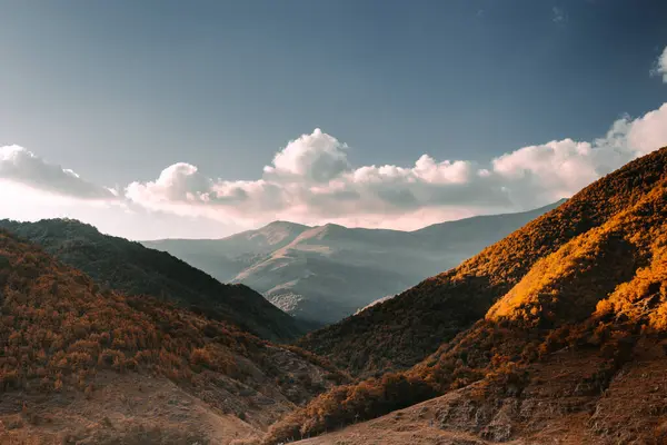 Μια Όμορφη Θέα Των Βουνών Κάτω Από Ένα Συννεφιασμένο Ουρανό — Φωτογραφία Αρχείου