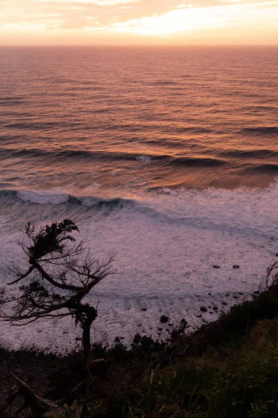 Betagende Udsigt Stærke Bølger Rammer Klippefyldt Kyst Ved Solnedgang - Stock-foto