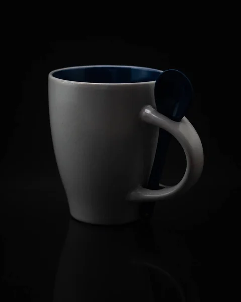 Tiro Close Uma Caneca Branca Com Uma Colher Fundo Escuro — Fotografia de Stock