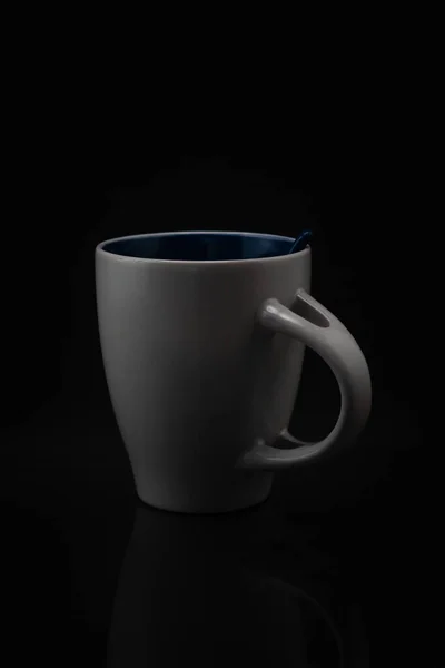 Tiro Close Uma Caneca Branca Com Uma Colher Fundo Escuro — Fotografia de Stock