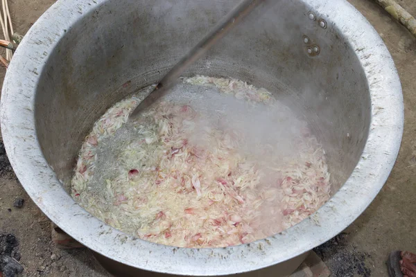 Close Das Cebolas Frescas Picadas Sendo Cozidas Uma Panela Aço — Fotografia de Stock