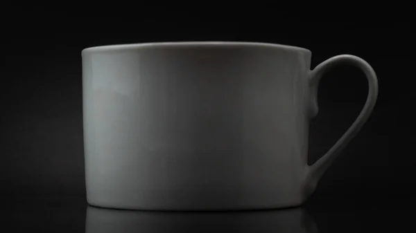 Gros Plan Une Tasse Blanche Sur Fond Sombre — Photo