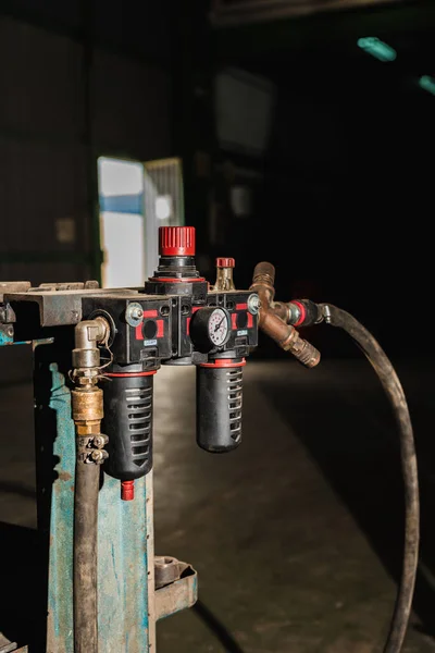 修理厂空气压力计的选择性焦距 — 图库照片