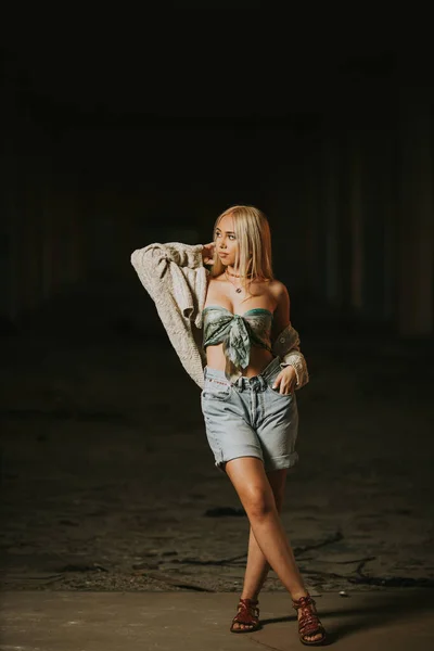 Shallow Focus Sexy Blonde Woman Wearing Crop Top Posing Abandoned — Stock Photo, Image