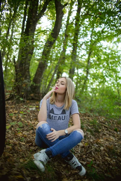 Een Verticaal Schot Van Een Blanke Blonde Vrouw Gescheurde Jeans — Stockfoto