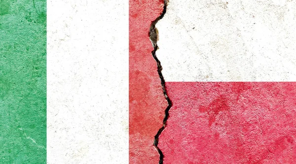 Ilustrace Vlajek Itálie Polska Oddělených Prasklinou Konflikt Nebo Srovnání — Stock fotografie