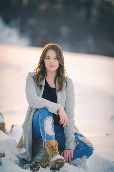 Une Belle Femme Caucasienne Bosnie Look Féroce Manteau Gris Dans — Photo