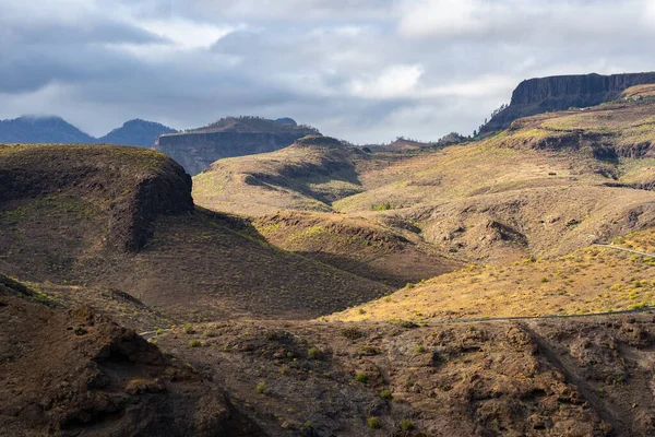 Une Montagne Rocheuse Sous Ciel Nuageux — Photo