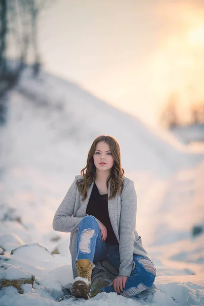 Focus Superficiale Una Donna Bruna Che Indossa Jeans Con Cardigan — Foto Stock