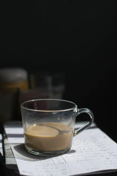 Une Petite Tasse Café Verre Sur Carnet Avec Exercice Mathématique — Photo