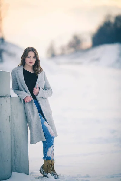 Krásná Bosenská Běloška Kabátě Botách Hledící Kamery Vážnou Tváří Sněhu — Stock fotografie