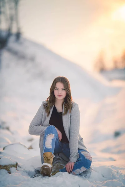 Una Hermosa Mujer Bosnia Caucásica Abrigo Botas Mirando Cámara Con —  Fotos de Stock