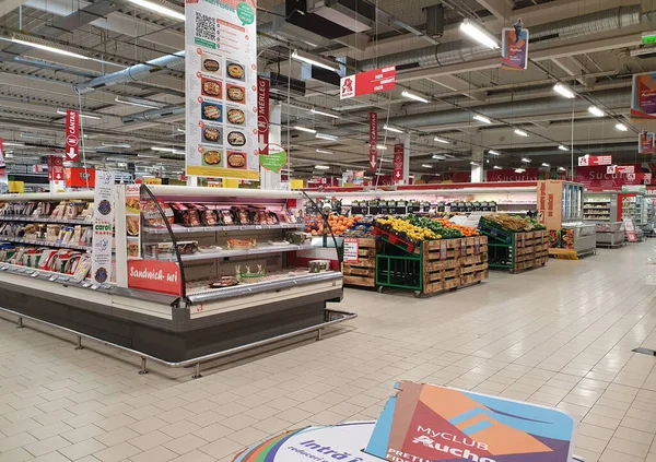 Targu Mures Roemenië Apr 2021 Planken Met Verschillende Producten Auchan — Stockfoto