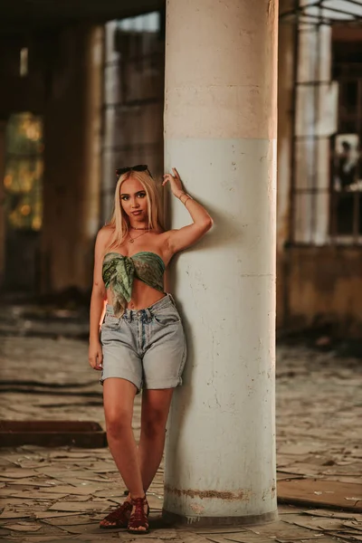 Sexy Bosnian Blonde Woman Wearing Crop Top Leaning Huge Pillar — Stock Photo, Image