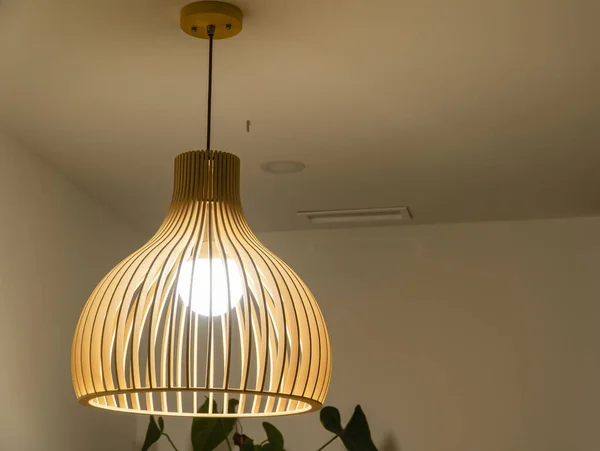 Uma Luz Decorativa Madeira Pendurada Iluminando Sala — Fotografia de Stock