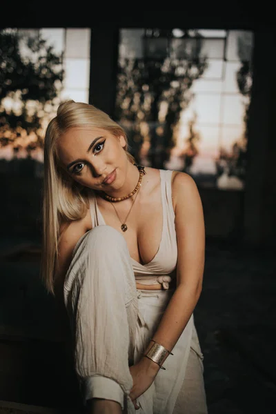 Vertical Shot Sexy Bosnian Blonde Woman Wearing Crop Top Posing — Stock Photo, Image
